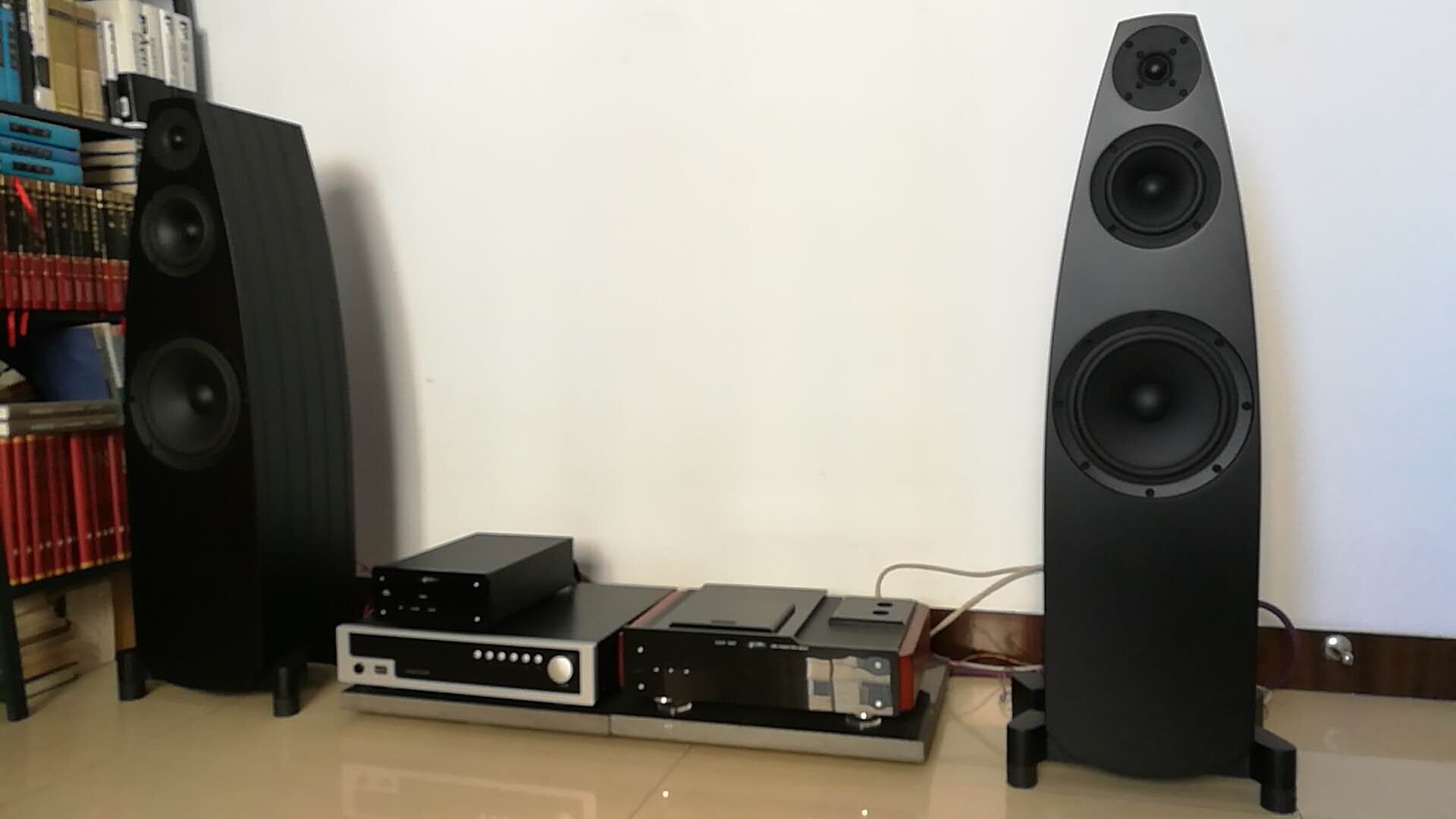 意大利EMME BETA落地音箱+雷塔07CD机+荷兰vM MA 360合并功放。
